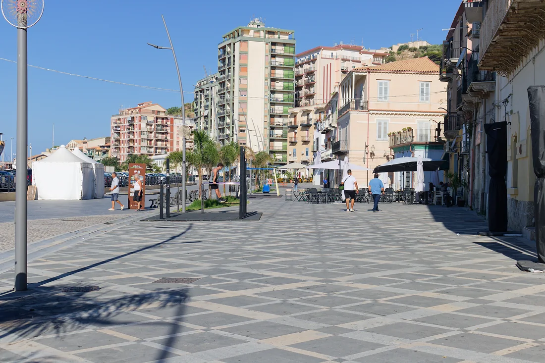 Il lungomare della Marina: la piazza aperta, i palazzi affacciati e, sullo sfondo, la collina della citt&agrave; vecchia