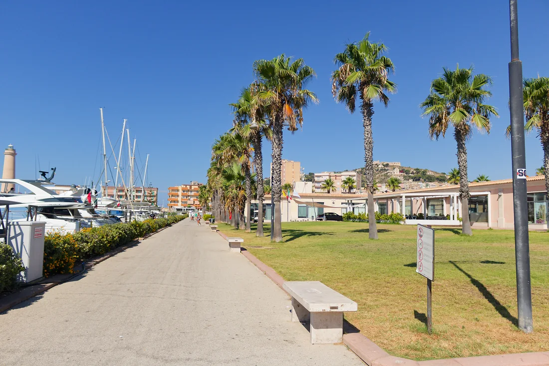 Il porto turistico: le barche ormeggiate, il faro a sinistra e la collina di Licata sullo sfondo