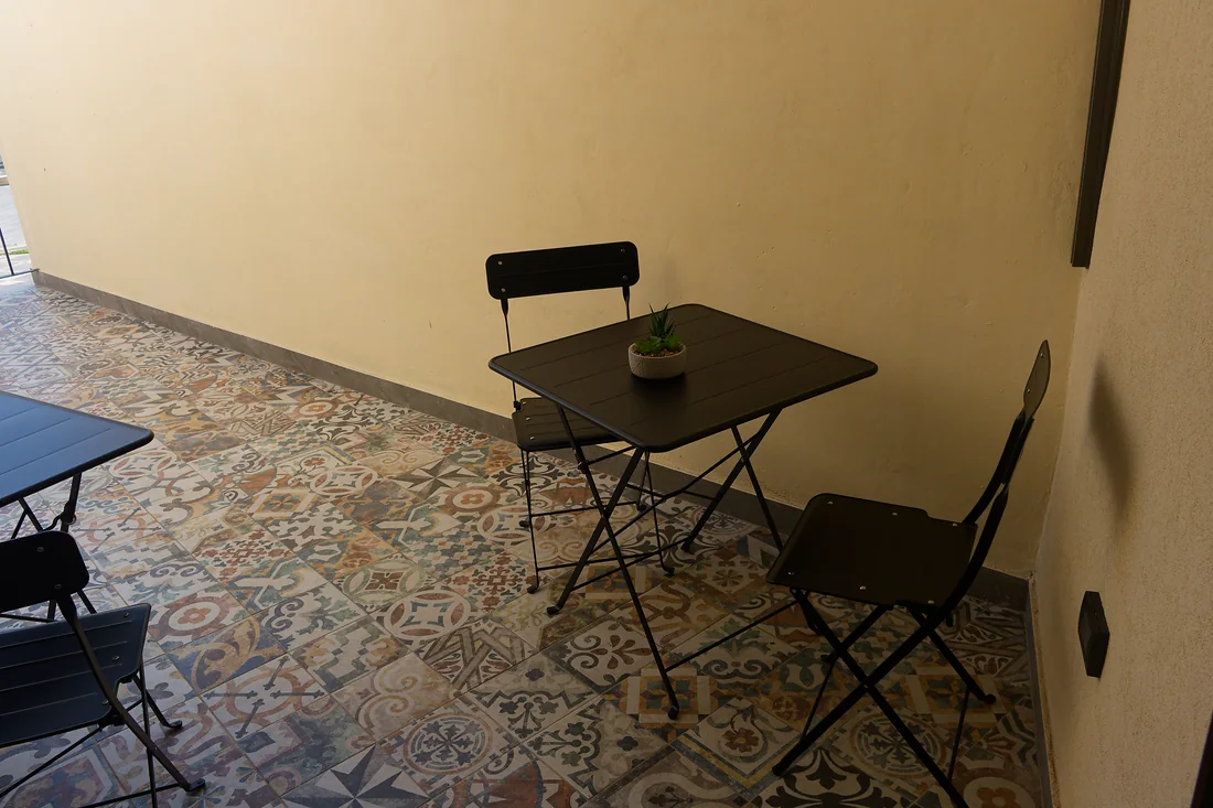 Il secondo tavolo, sulle cementine del terrazzino